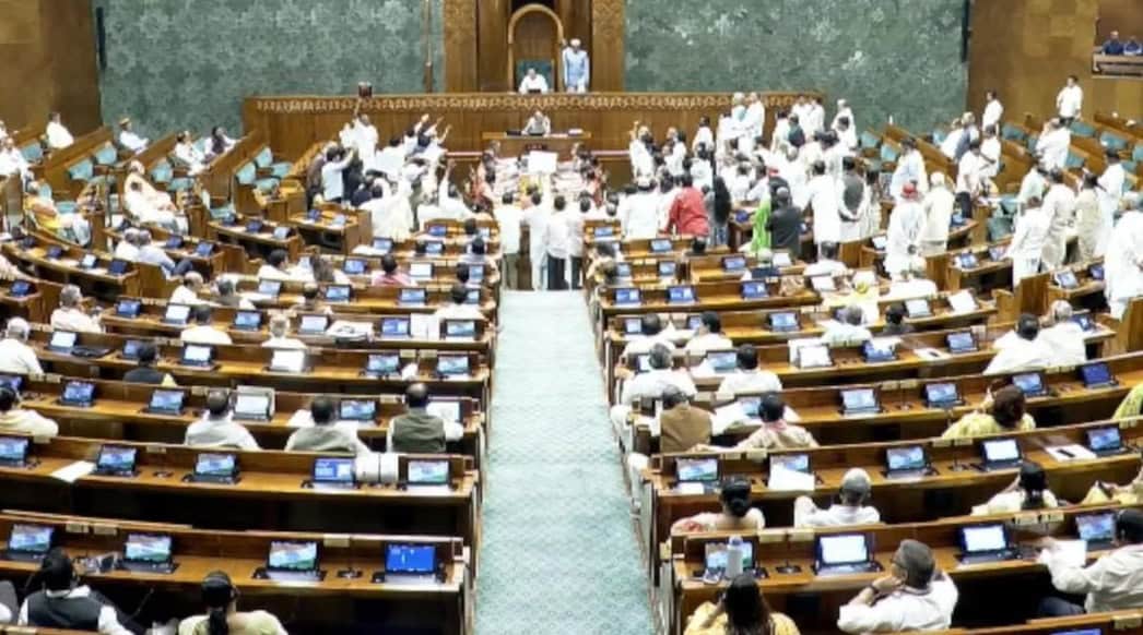 لوک سبھا میں ارکان کی ہنگامہ آرائی اور شور شرابہ.