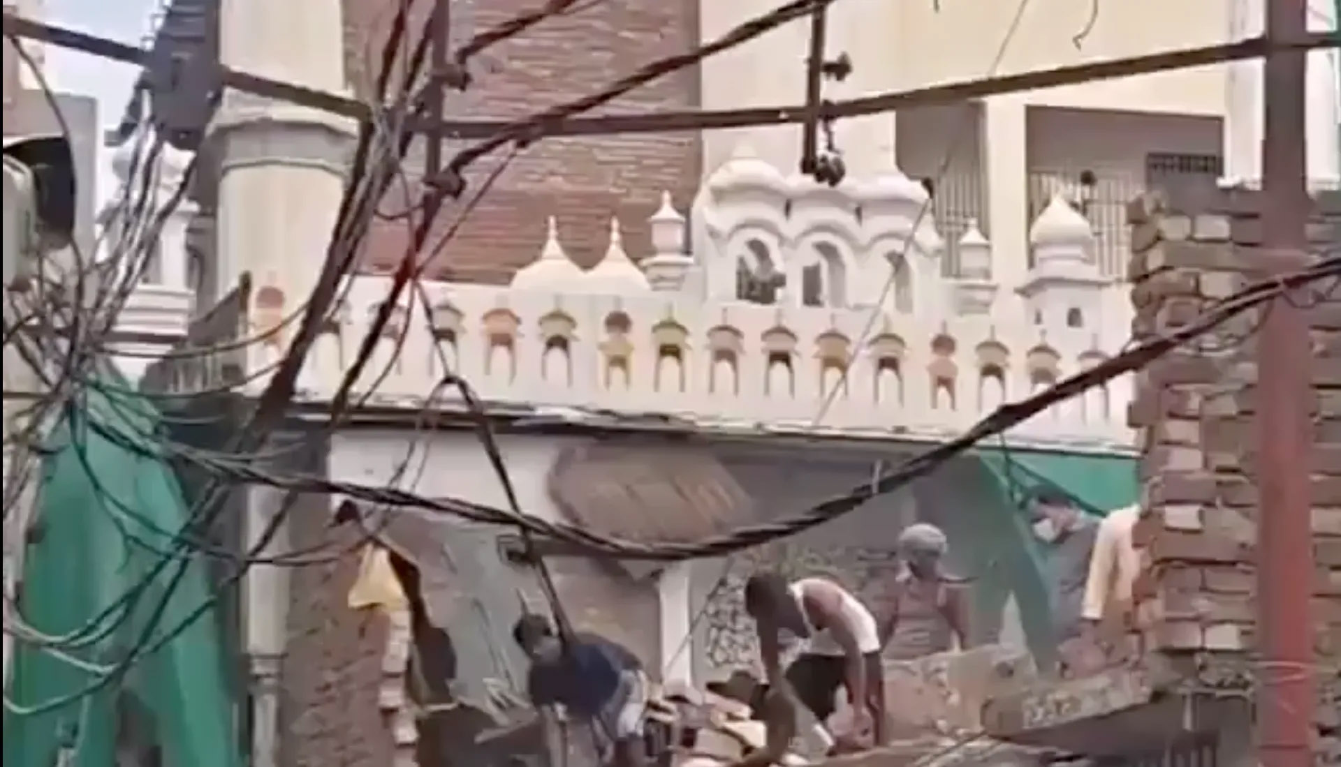 مسجد کی تباہی کا منظر، لوگ ملبہ ہٹاتے ہوئے.
