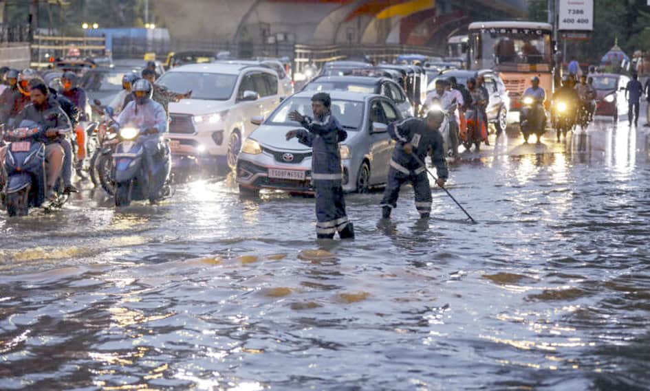 بارش کے دوران سڑک پر پانی جمع ہونے کی تصویر.