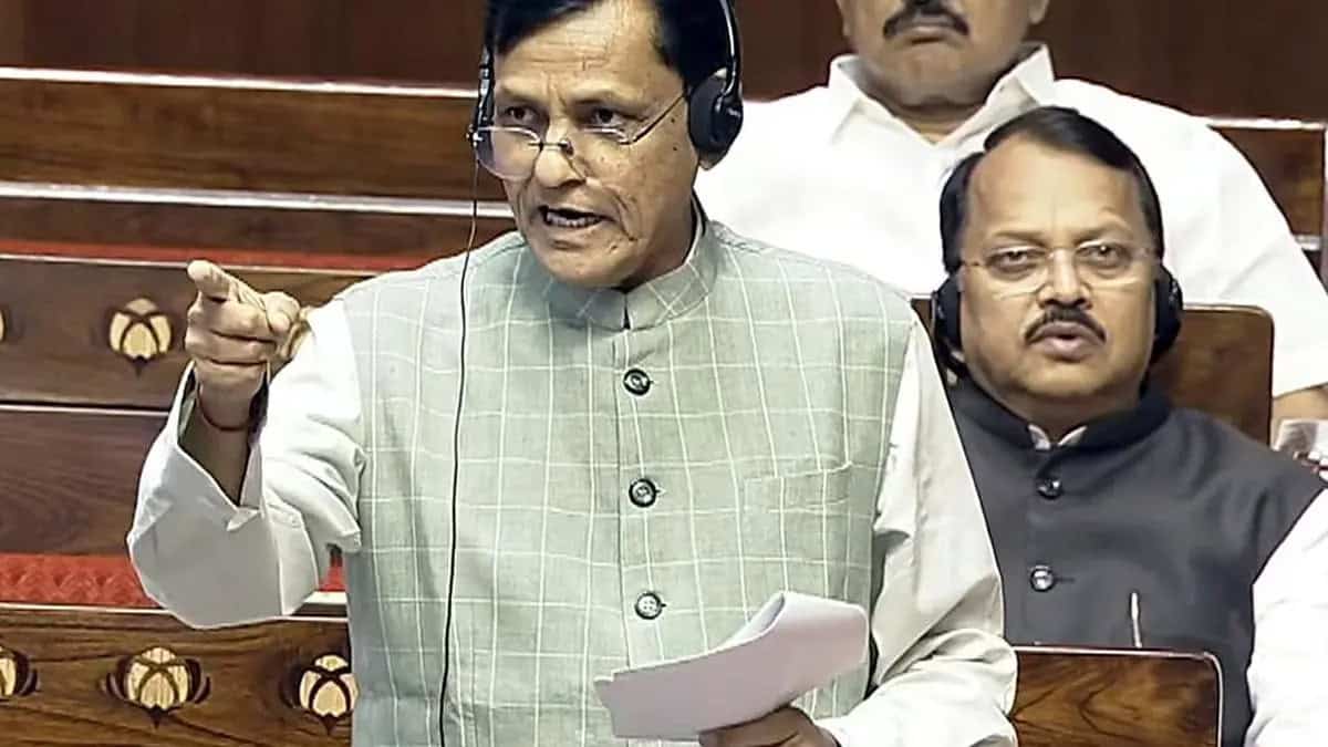 راجیہ سبھا میں وندے ماترم ترمیمی بل پر بحث کرتے ہوئے رکن پارلیمنٹ.
