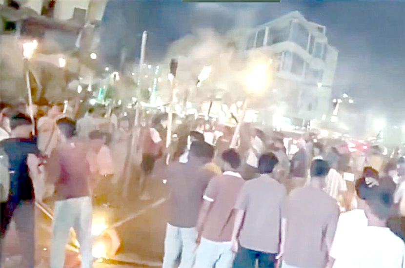 ہجوم اور دھواں، نیپال میں فرقہ وارانہ تشدد کی صورتحال.
