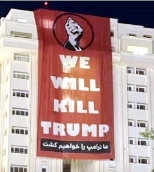 مشق میں لوگوں کا احتجاجی بینر جس پر لکھا ہے ہم ٹرمپ کو مار ڈالیں گے.