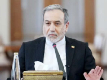 پاکستانی سیاستدان، مرد، رسمی لباس میں، تقریر کرتے ہوئے.