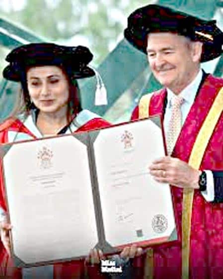 مبارکباد کے ساتھ گریجویشن کی تقریب میں طلبہ اور اساتذہ.