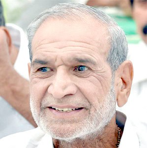 بوڑھا شخص مسکراتے ہوئے، خوشگوار اور دوستانہ انداز میں.