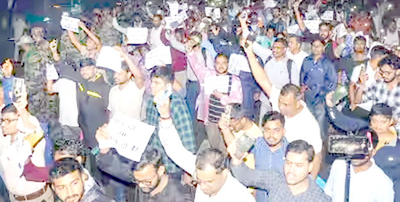 عوام کا احتجاجی مظاہرہ، نعرے اور پلے کارڈز کے ساتھ.