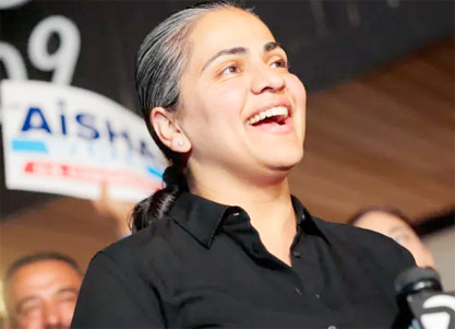 مریم نواز سیاسی تقریر کرتے ہوئے مسکرا رہی ہیں.