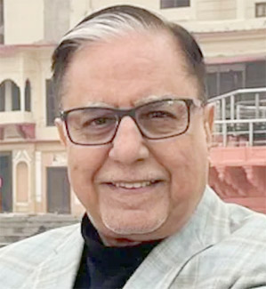 پرانا شخصی تصویر، مرد، عینک، ہلکی مسکراہٹ، پس منظر میں عمارت.