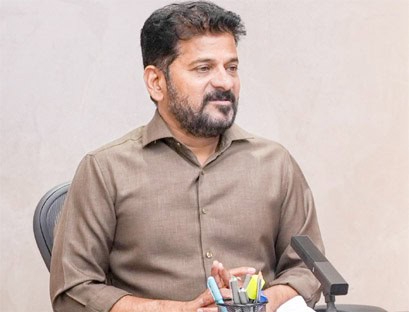 پاکستانی سیاستدان کی تصویر، جو ایک میٹنگ میں گفتگو کر رہے ہیں.