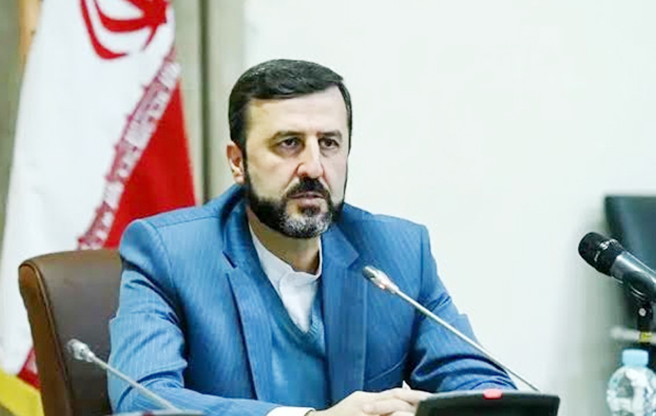 ایرانی سیاستدان، رسمی لباس میں، پریس کانفرنس میں، گفتگو کرتے ہوئے.