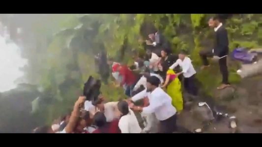 سنگھا گڑھ میں لڑکی کی شارٹس پر جھگڑا؛ آر ڈبیلو گروپ پر مقدمہ درج۔