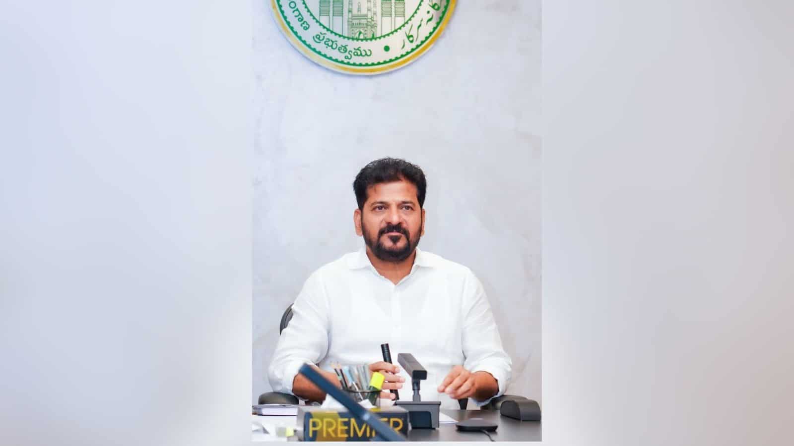 ریونت کے سی ایم، میڈیا کے سامنے، سرکاری دفتر میں.