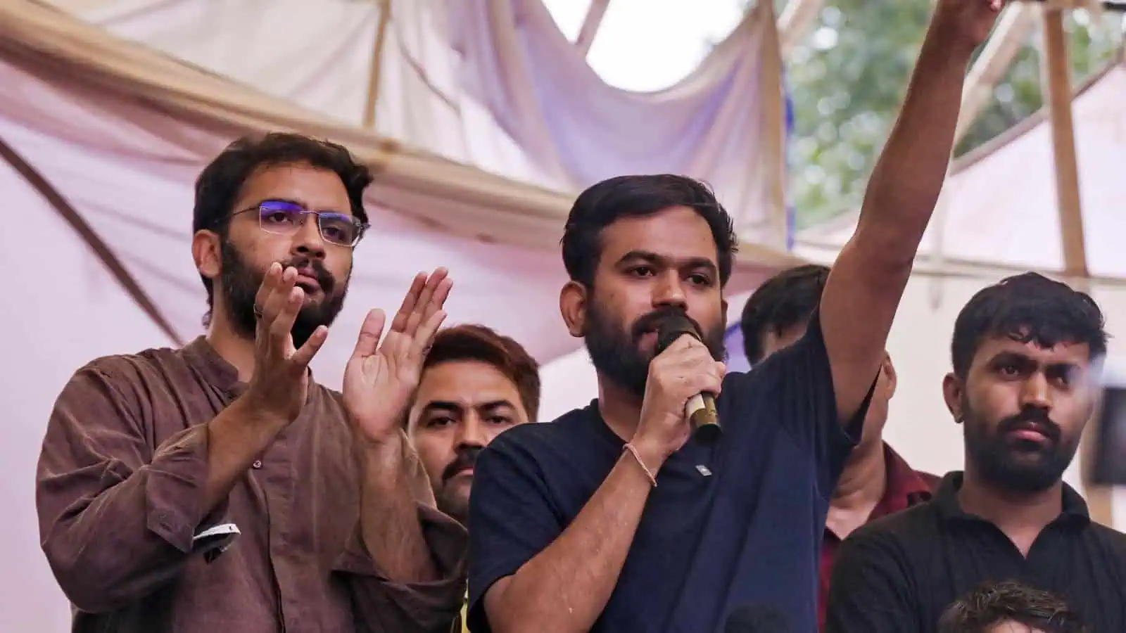 پاکستانی سیاستدان احتجاجی مظاہرے میں تقریر کرتے ہوئے.
