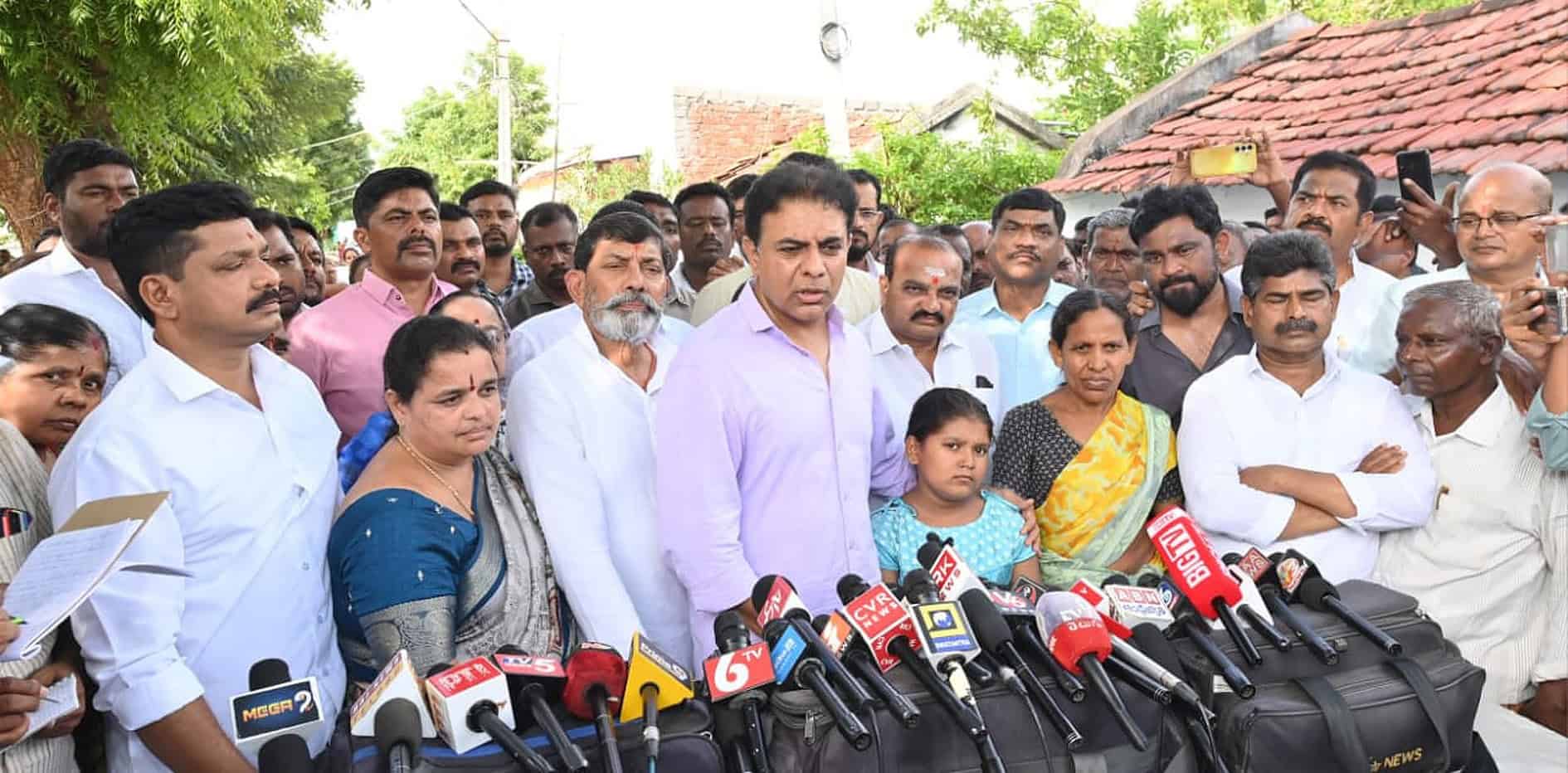 سیاسی رہنما اور عوام میڈیا کے سامنے گفتگو کر رہے ہیں.