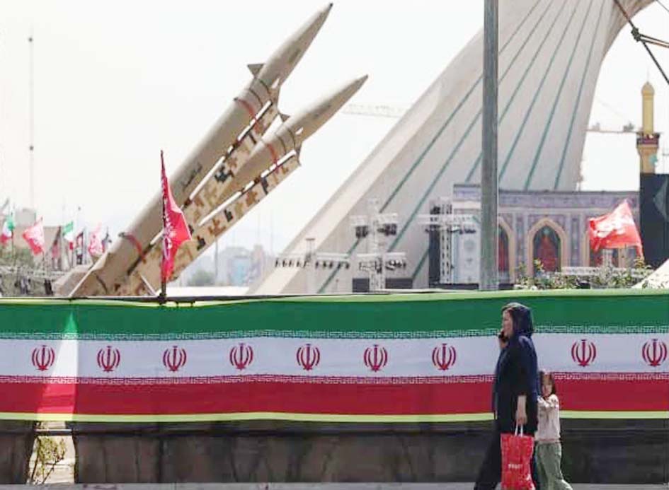 ایرانی فوجی میزائل اور عوامی لوگ، تہران میں نمائش.