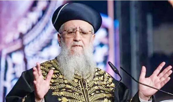 پاکستانی مذہبی رہنما، روایتی لباس میں، ہاتھ اٹھائے ہوئے.