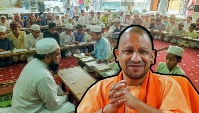مسلمان مرد اور بچے مسجد میں نماز پڑھ رہے ہیں.