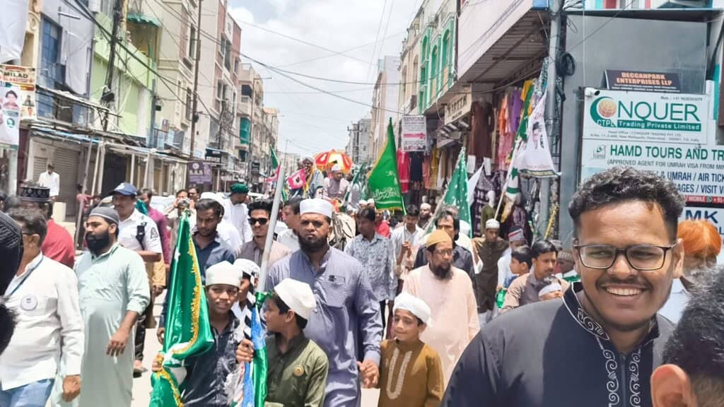 مسلمانوں کا جشن عید میلاد النبی ﷺ، روایتی لباس میں لوگ، پاکستان.