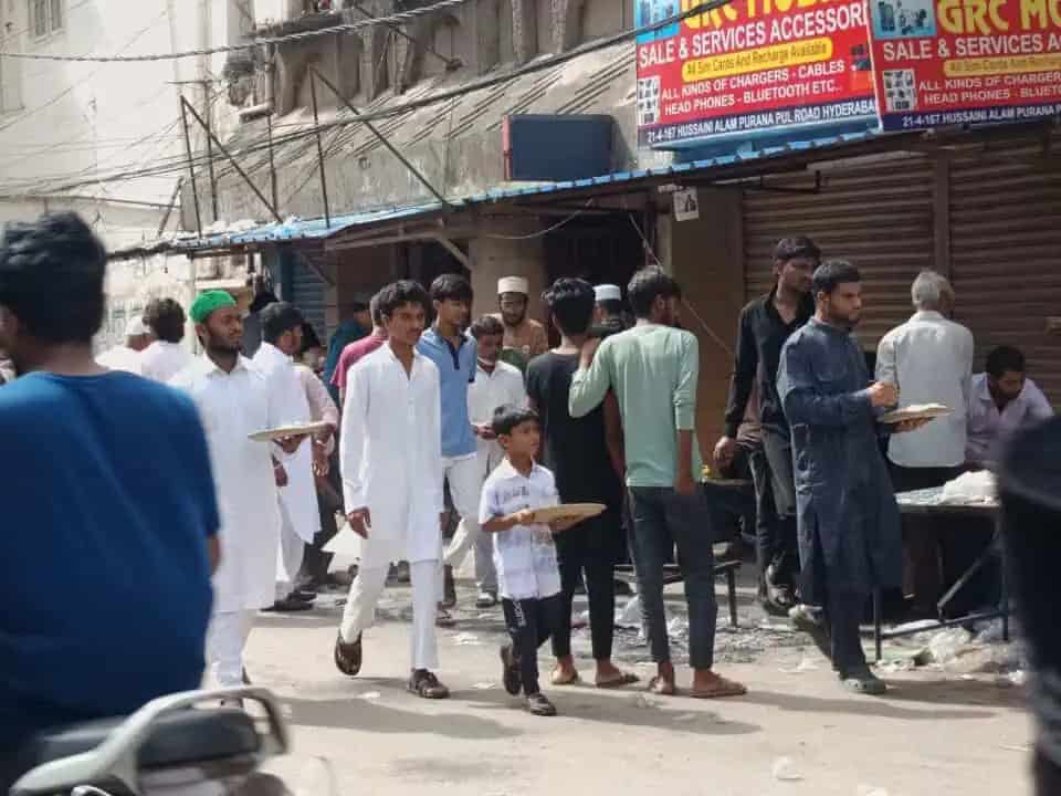 مزدور اور شہری بازار میں کھڑے، روزمرہ زندگی کی تصویر.