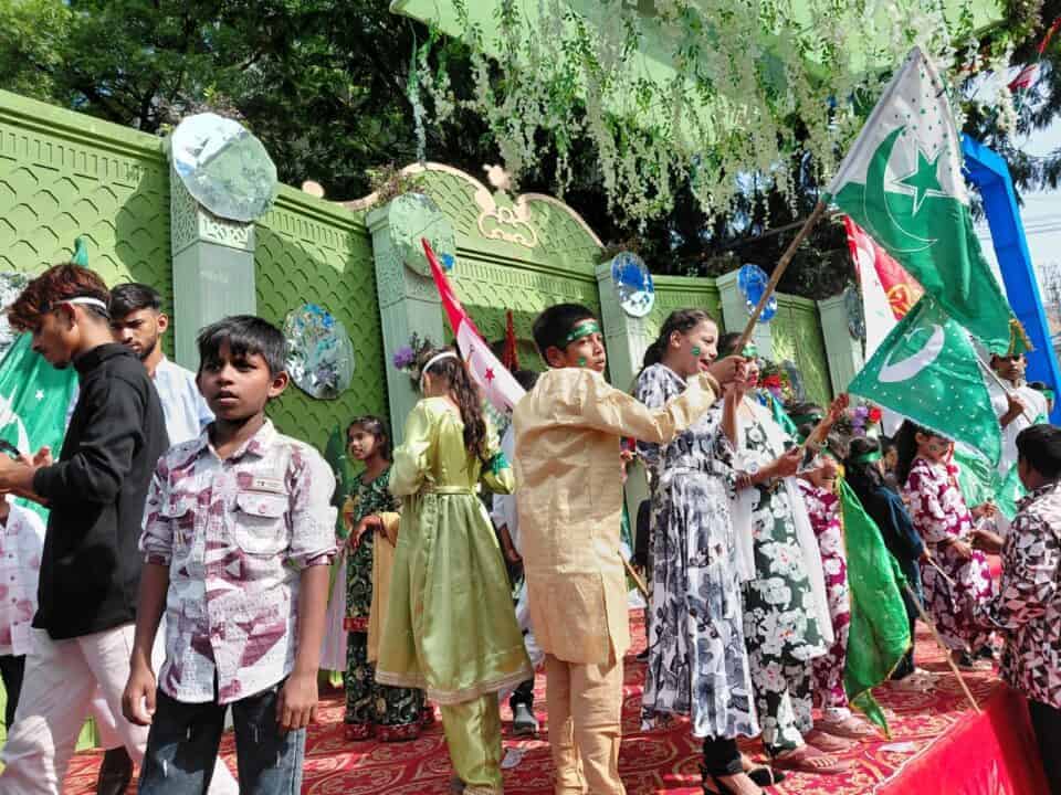 پاکستانی پرچم اور روایتی لباس میں لوگ جشن منا رہے ہیں.