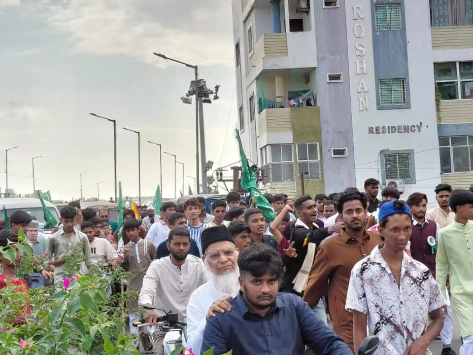 پاکستانی نوجوان اور بزرگ افراد مظاہرے میں شامل، پرچم اور پلے کارڈز کے ساتھ.