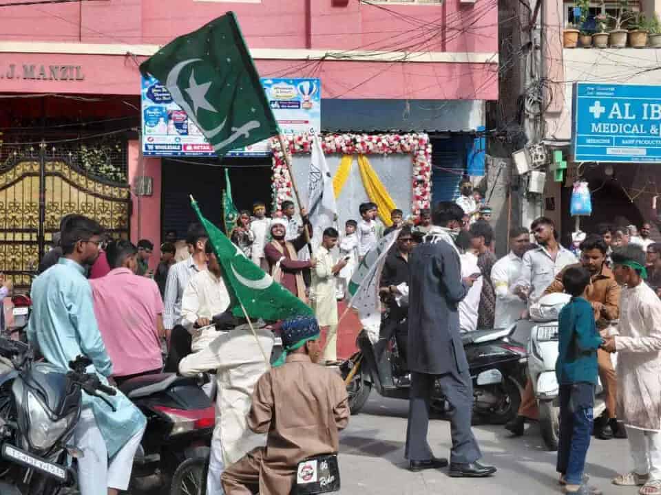 پاکستانی پرچم کے ساتھ احتجاجی مظاہرہ، عوام اور رہنما شریک.