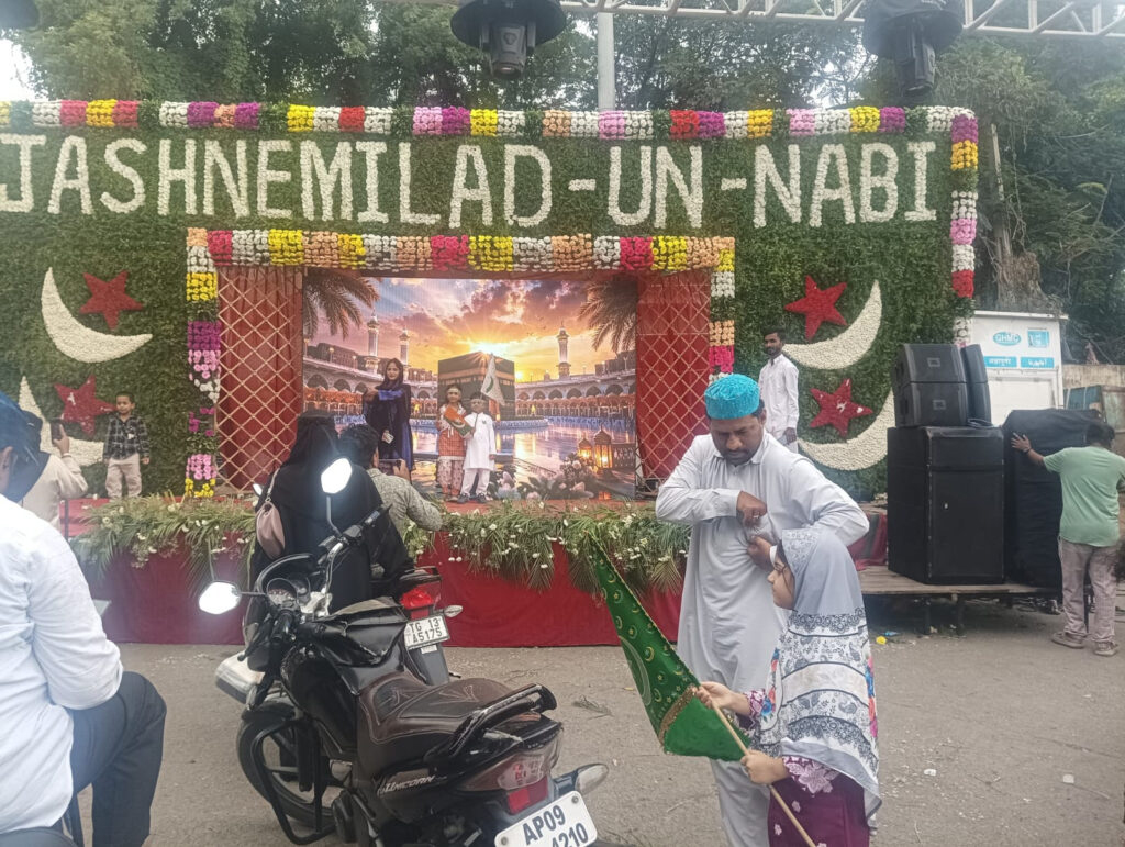 پاکستانی پرچم کے ساتھ جشن مناتے ہوئے لوگ، جشن کا منظر، پاکستان کا قومی دن.