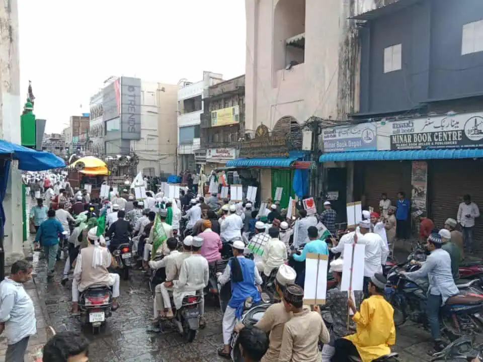 پاکستانی شہریوں کا احتجاجی مظاہرہ، سڑک پر مظاہرہ کرتے ہوئے لوگ.