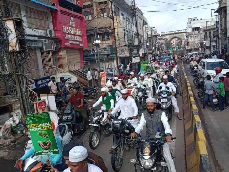 کراچی کی مصروف سڑک پر موٹرسائیکل سوار اور شہری.