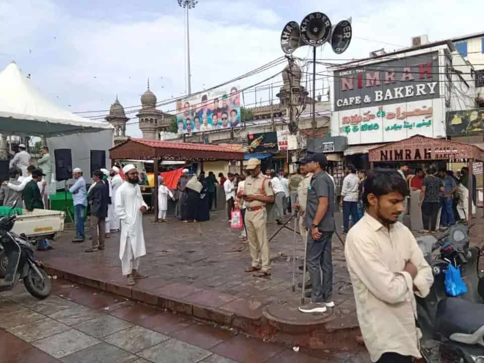 نیمرا کیفے اور بیکری کے باہر لوگوں کا ہجوم، کراچی کا منظر.