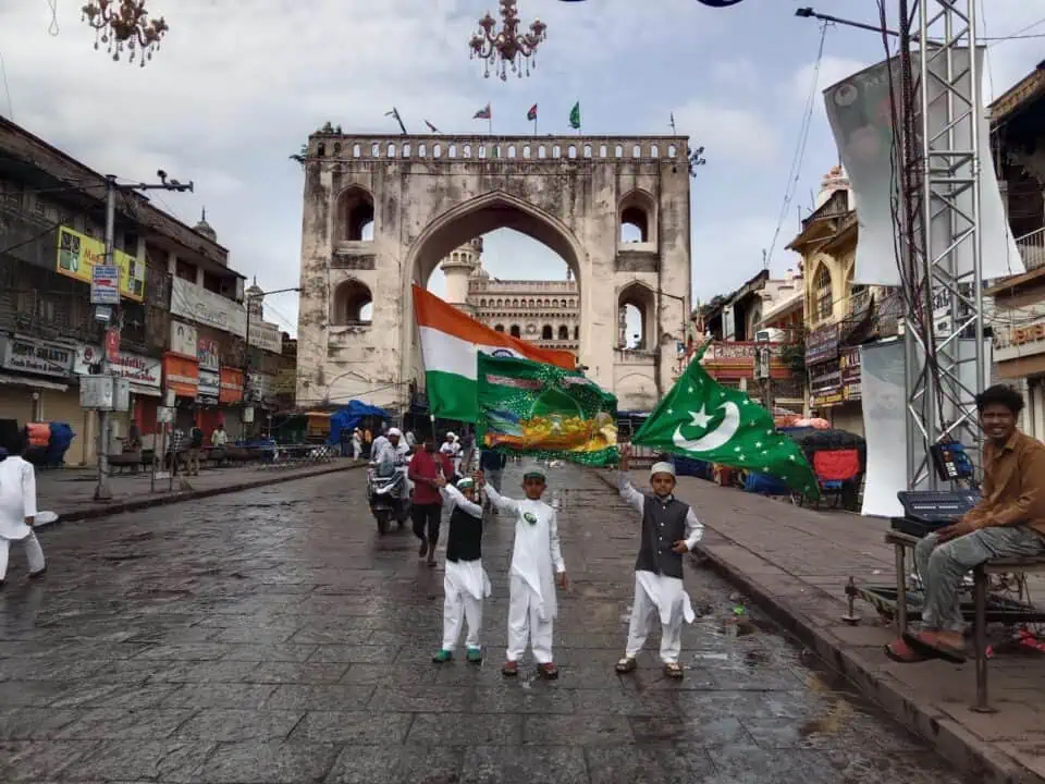 لاہور کے تاریخی دروازہ کے سامنے پاکستانی اور کشمیری پرچم کی نمائش.