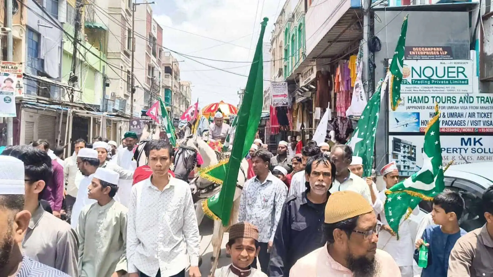 پاکستانی عوام آزادی کے دن پر قومی پرچم کے ساتھ جشن منا رہے ہیں.