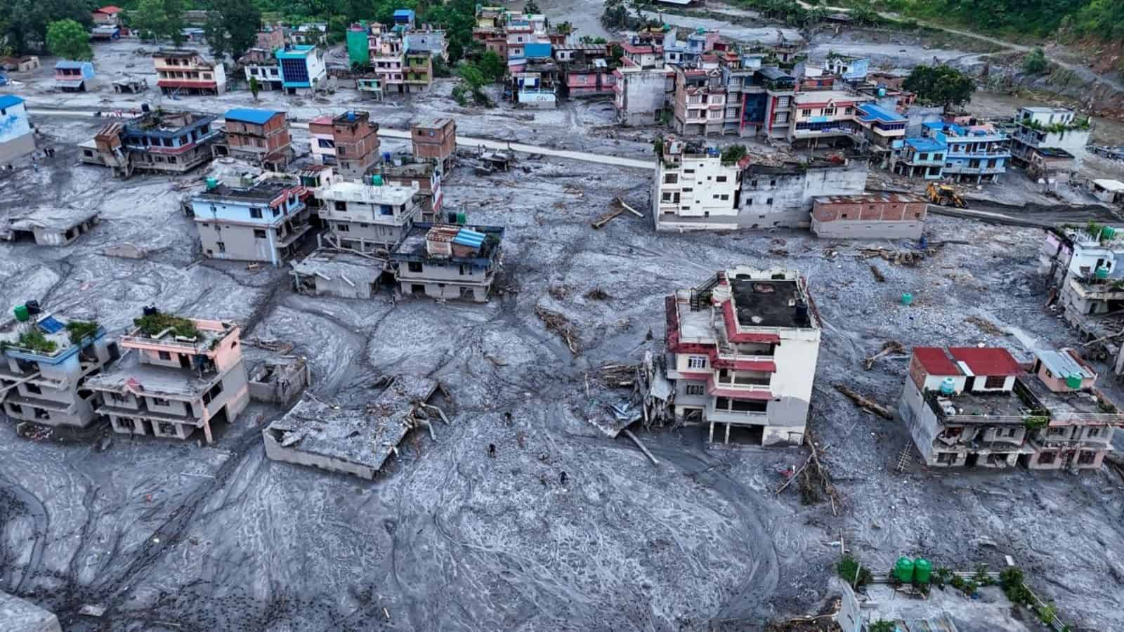 زلزلہ سے تباہ شدہ علاقے کی فضائی تصویر، ملبہ اور تباہ شدہ عمارتیں.