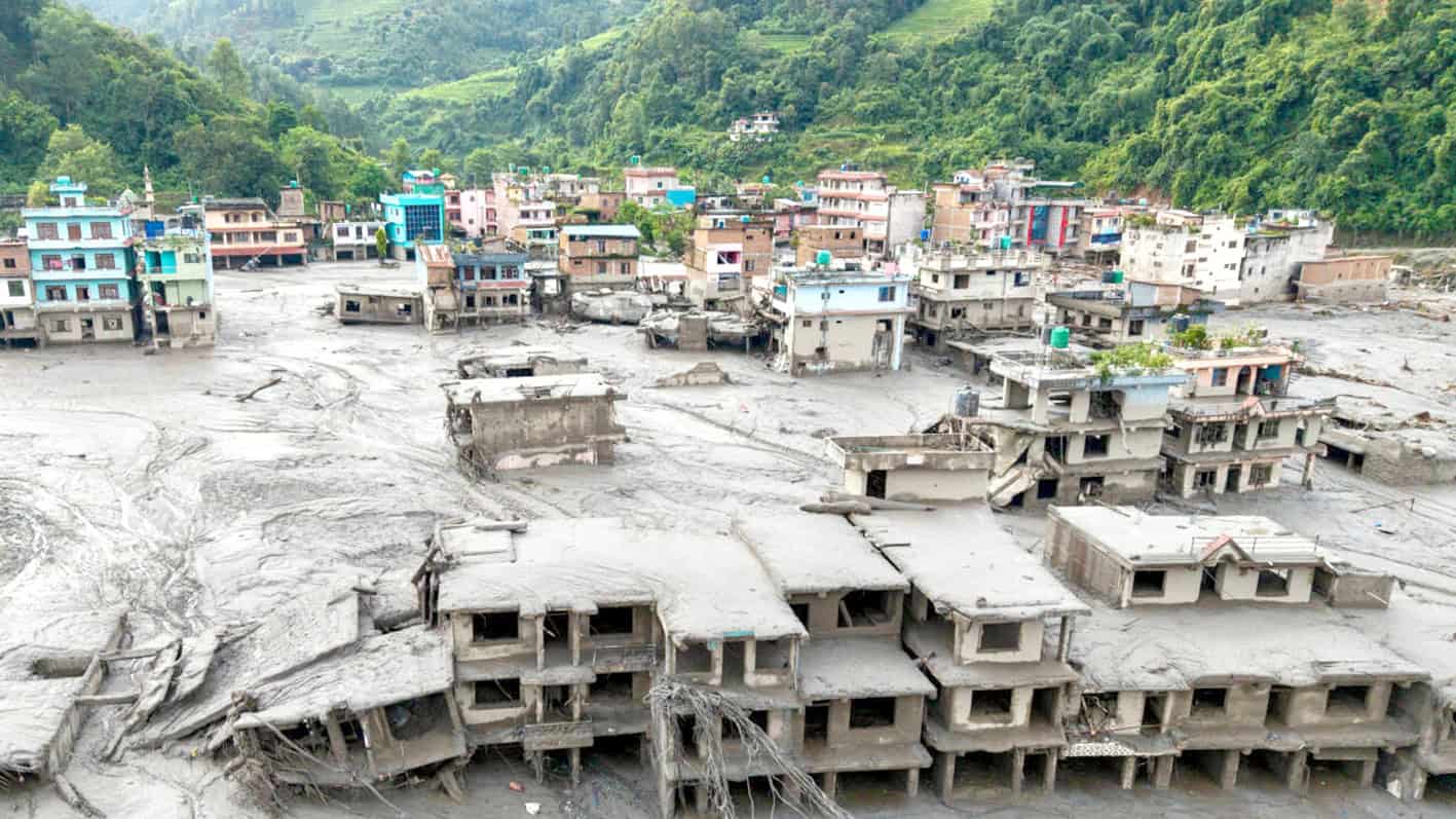 زلزلہ سے متاثرہ عمارتیں اور تباہ شدہ علاقے کی تصویر.