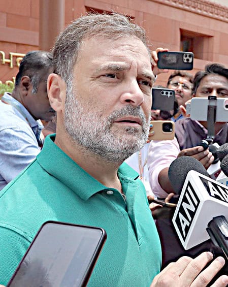 بھارتی سیاستدان میڈیا کے سامنے بات کرتے ہوئے، صحافی اور میڈیا نمائندے موجود.