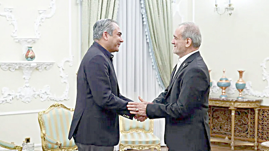 دو سیاستدان ایک خوبصورت کمرے میں ملاقات کر رہے ہیں.