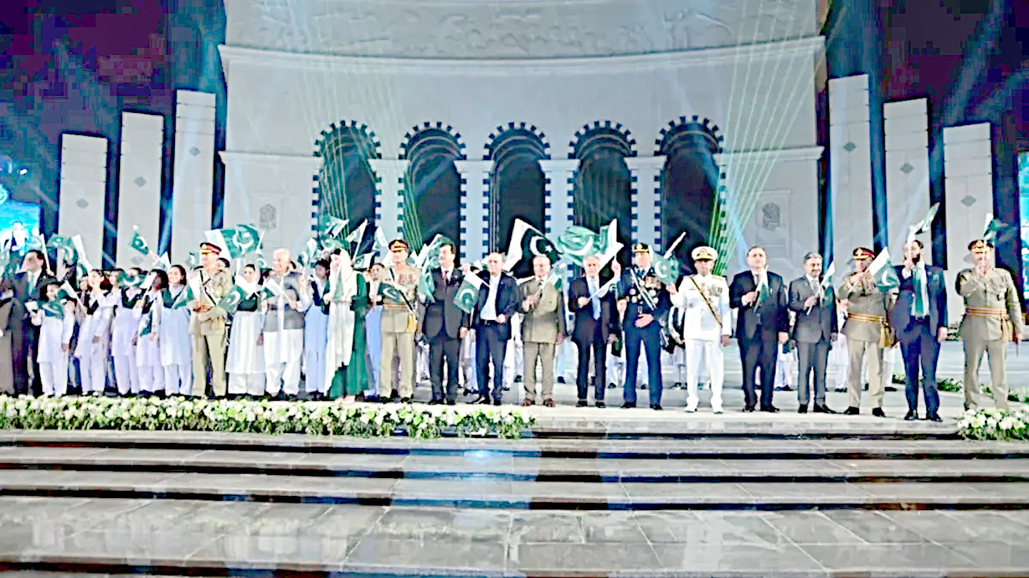 پاکستانی فوجی اور شہری تقریب میں شامل، قومی پرچم کے ساتھ خوشگوار لمحے.