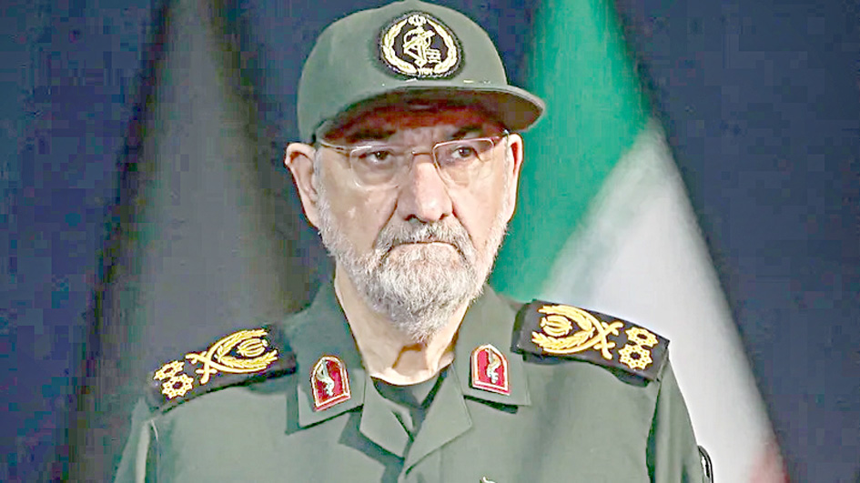 پاکستانی فوجی افسر، فوجی یونیفارم میں، پس منظر میں پاکستان کا پرچم.