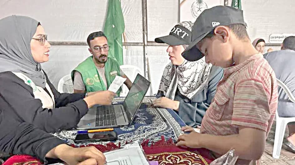 مرد اور خواتین ایک میٹنگ میں موبائل اور لیپ ٹاپ استعمال کر رہے ہیں.
