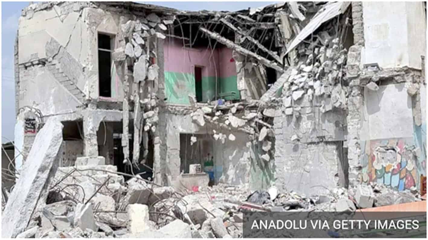 تباہ شدہ عمارت، ملبہ اور ٹوٹ پھوٹ کا منظر.