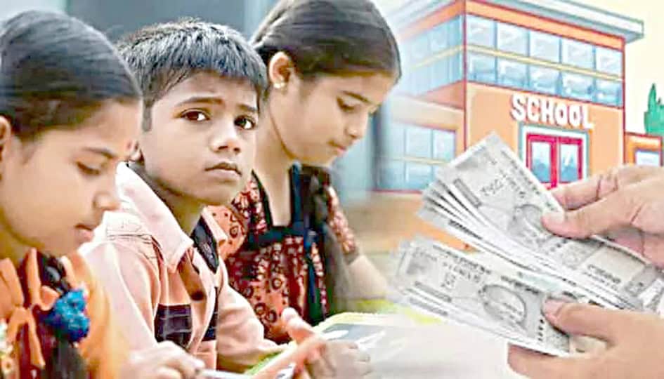 طلبہ اور والدین اسکول میں داخلہ فارم کے لیے رجسٹریشن کر رہے ہیں.