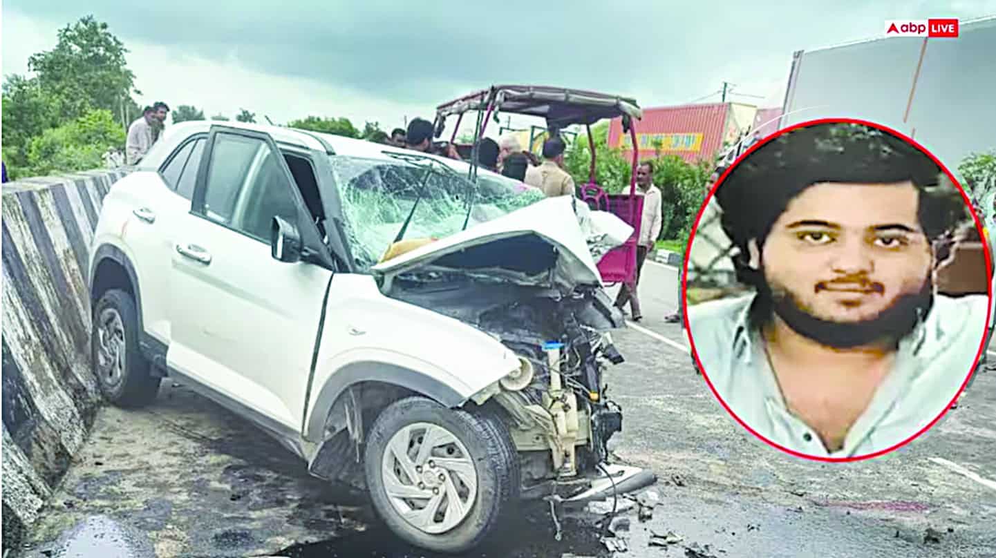 سڑک پر کار حادثہ، زخمی شخص اور امدادی عملہ موجود.