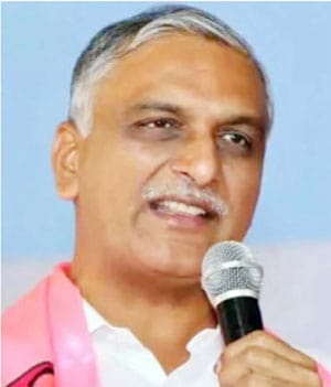 سیاستدان کی تقریر، مرد، گلے میں ہلکی پھول، مائیکروفون پکڑے ہوئے.