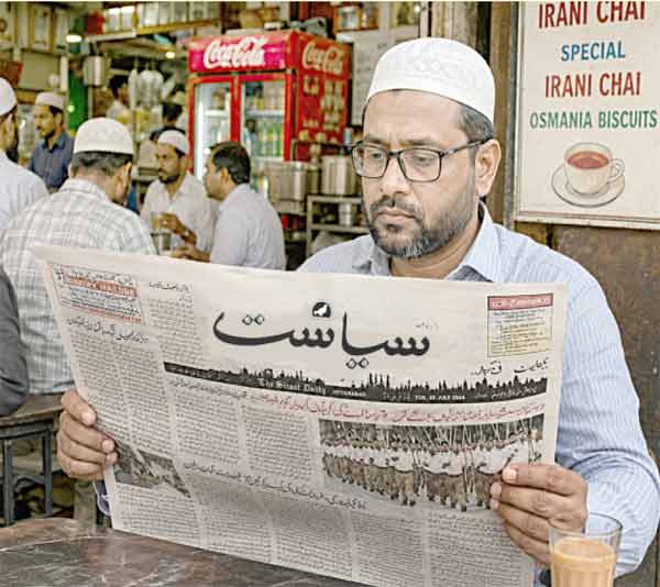 شخص اخبار پڑھ رہا ہے، چائے کی دکان میں، پاکستانی ثقافت.