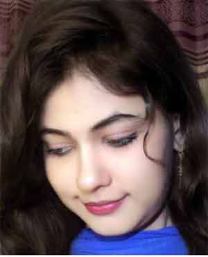 خوبصورت نوجوان لڑکی کا قریب سے شاٹ، ہلکی مسکراہٹ کے ساتھ.