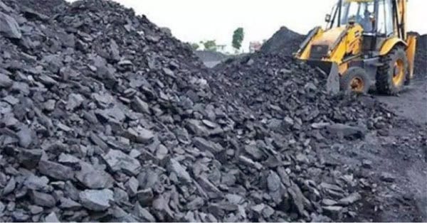 مزدور اور بھاری مشینری کے ساتھ مٹی کا کام، تعمیراتی علاقہ.