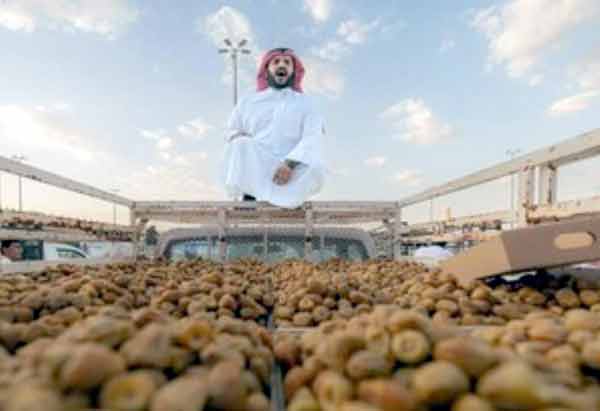 مزدور کسانہ فصل کی کٹائی کے دوران کام کر رہے ہیں.
