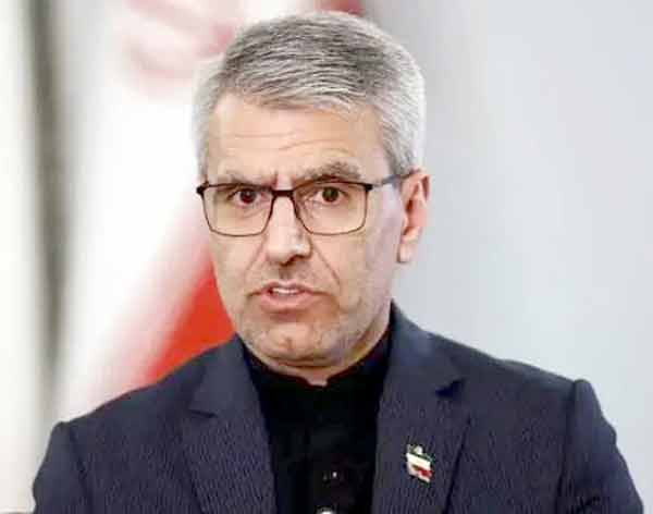 سیاستدان کی تصویر، گرے بال، چشمہ، رسمی لباس میں.
