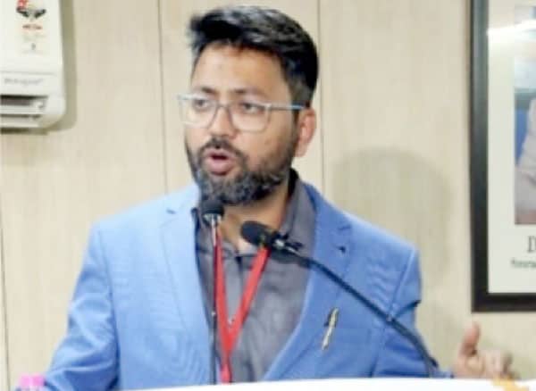 مرد شخص تقریر کر رہا ہے، بزنس یا پریزنٹیشن کا منظر.