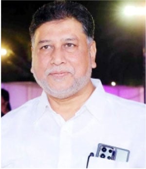 پہننے والا شخص سفید قمیص میں، پس منظر میں روشنی اور لوگ.